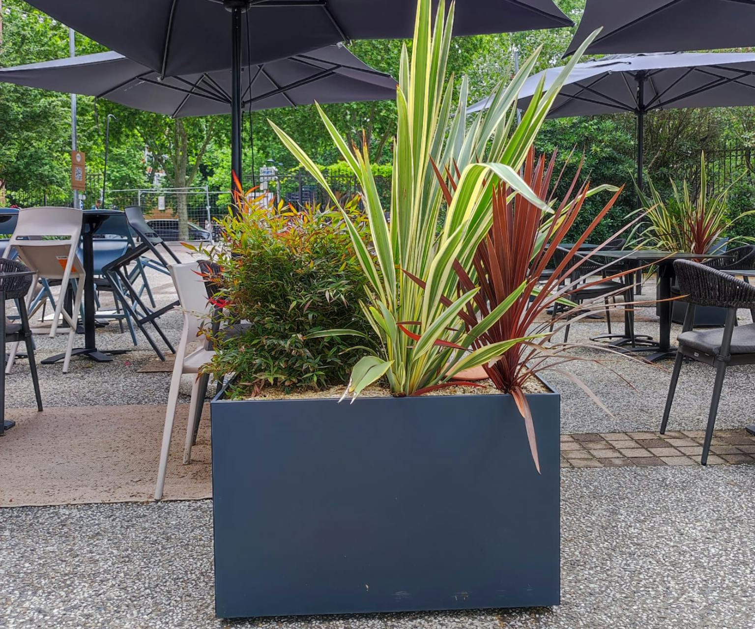 Bac à fleur sur mesure fabriqué en france dans notre atelier DACOTA à destination des paysagistes des bureaux tertiaires et cafés hôtels restaurants