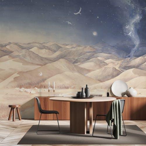 Un pièce avec une chaise et un papier peint personnalisé avec une vue d'un désert sous forme de dessin