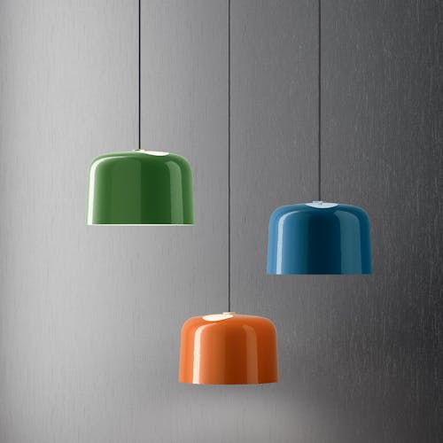 Vue de face de trois luminaires vert, orange et bleu design, produit de Dacota