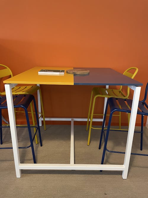 Table avec plateau orange et bleu de la marque Hermes reconditionnée par Dacota et son service back desk