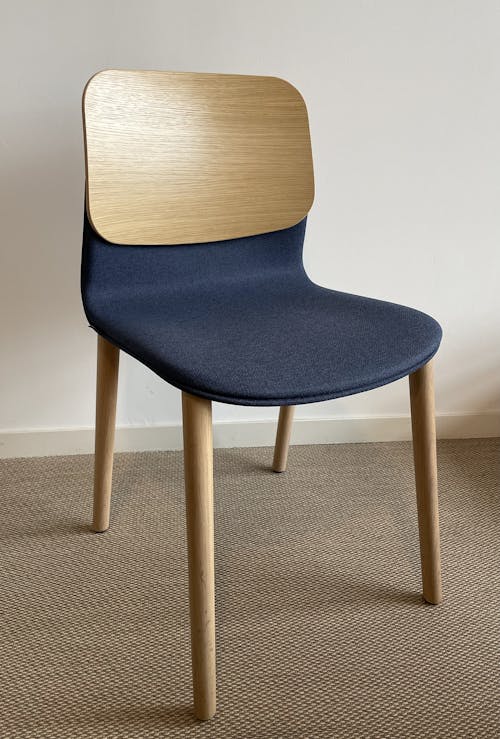 Chaise bleu de la marque Solos avec dossier en bois reconditionnée par Dacota service back desk