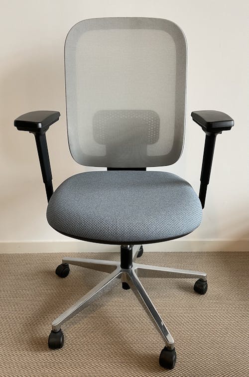 Chaise gris de la marque Sokoa avec dossier en bois reconditionnée par Dacota service back desk