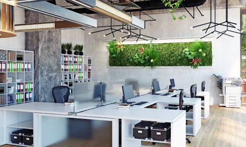 Un espace de travail végétalisé avec des bureaux, des chaises et des plantes
