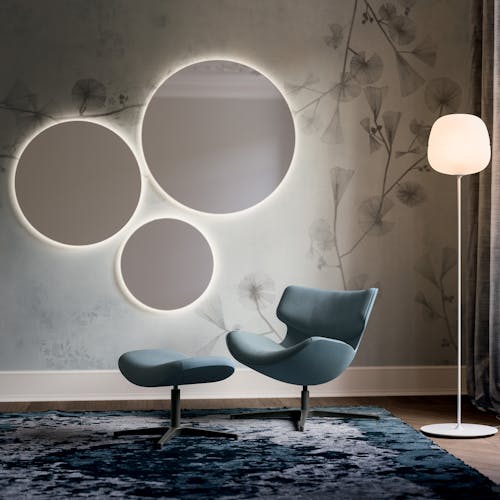 Salon avec un siège et des luminaires blancs design, produit de Dacota