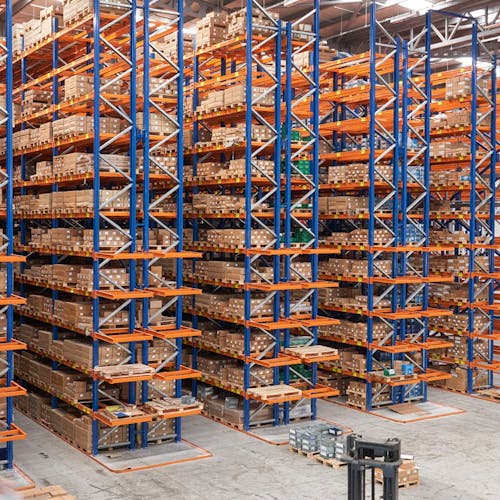 13 rangées de rack à palettes dans un entrepôt 