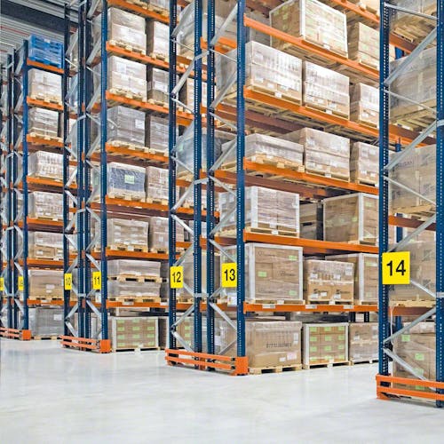 4 rangées de rack à palettes dans un entrepôt 