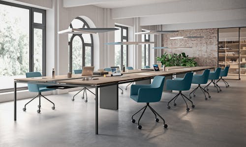 Salle de réunion avec une table et des chaises de la marque Dacota