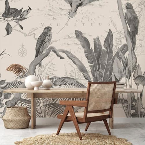 Un bureau avec une table, une chaise et un papier peint personnalisé avec une vue sur des plantes et des animaux exotiques sous forme de dessin