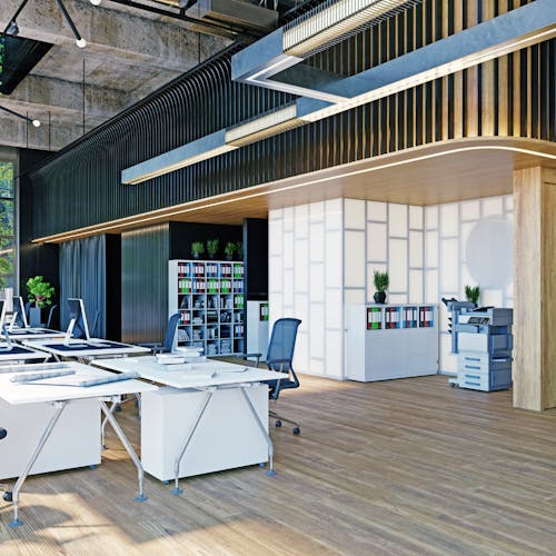 Espace de travail avec des bureau, des chaises et un sol avec du parquet