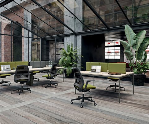 Un espace de travail avec des bureaux des chaises et des plantes