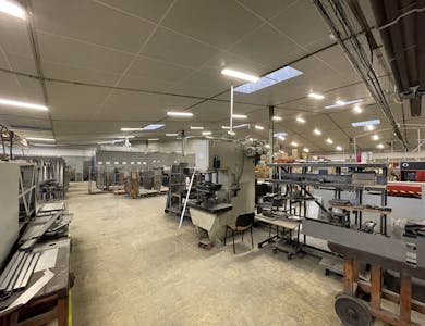 Atelier de l'entreprise Dacota avec du matériel et des plaques de métal