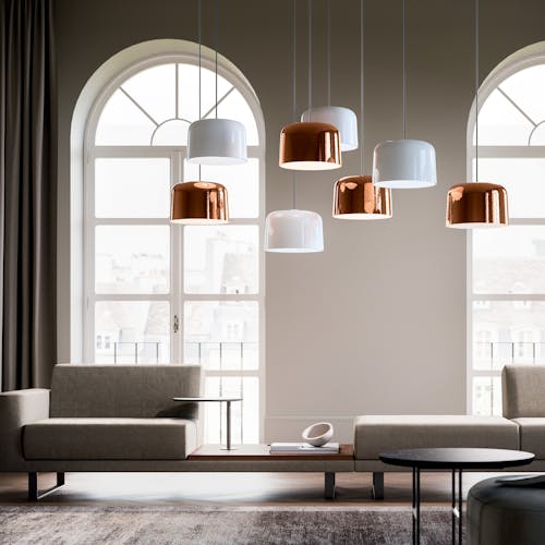 Salon avec 8 lampes design permettant un éclairage parfait de la pièce