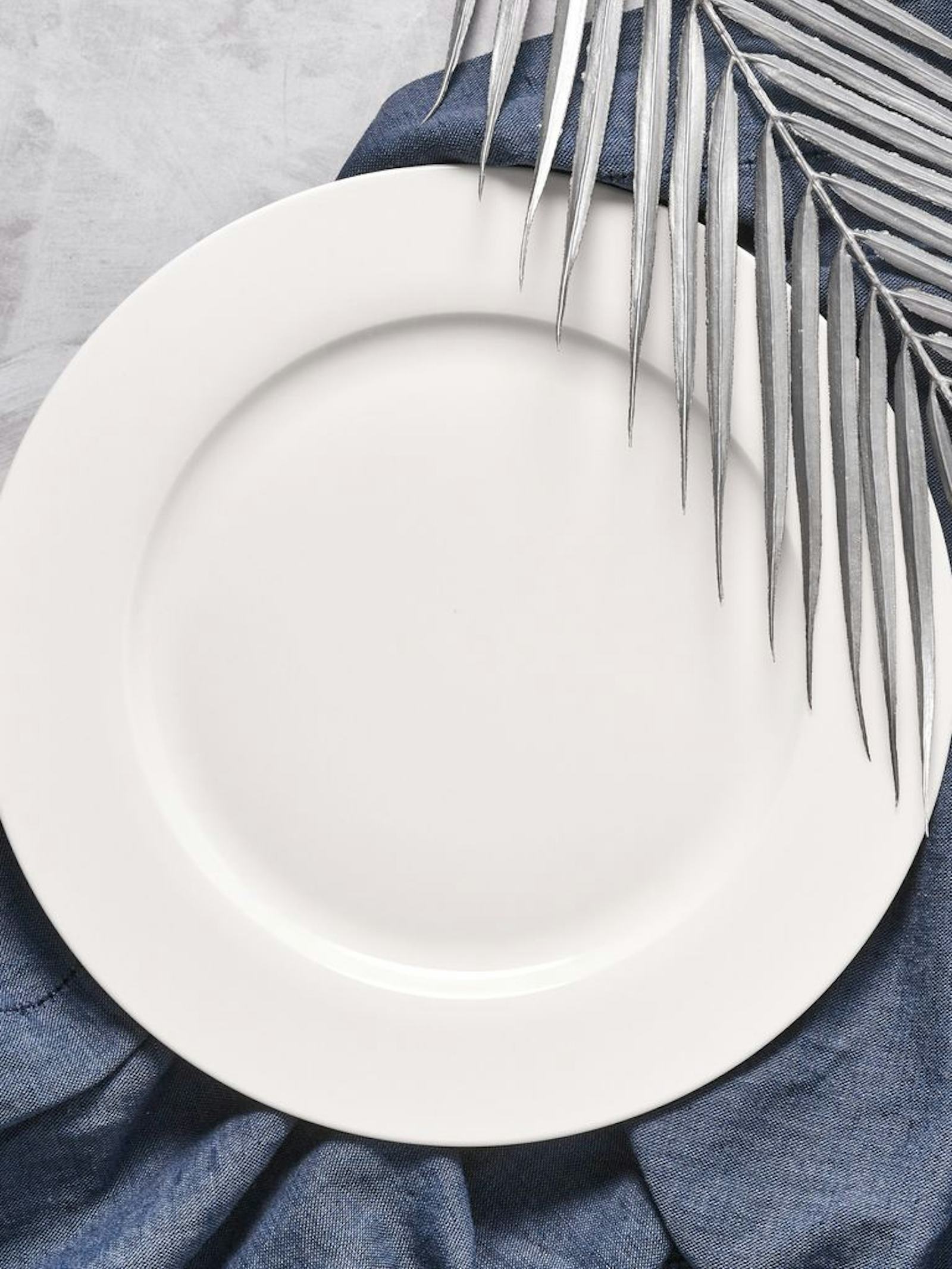 Klasyczne okrągłe talerze obiadowe gładkie i z wzorami.