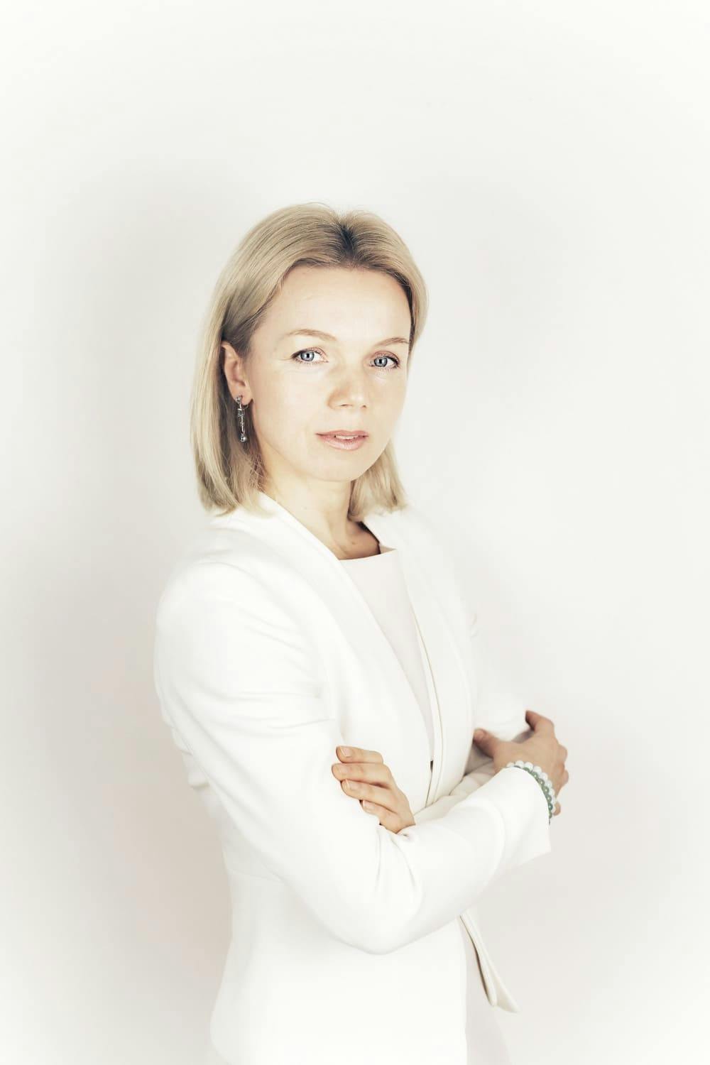 seimos-teisininke-dalia-kreicmonyte-su-baltu-svarku-baltame-fone