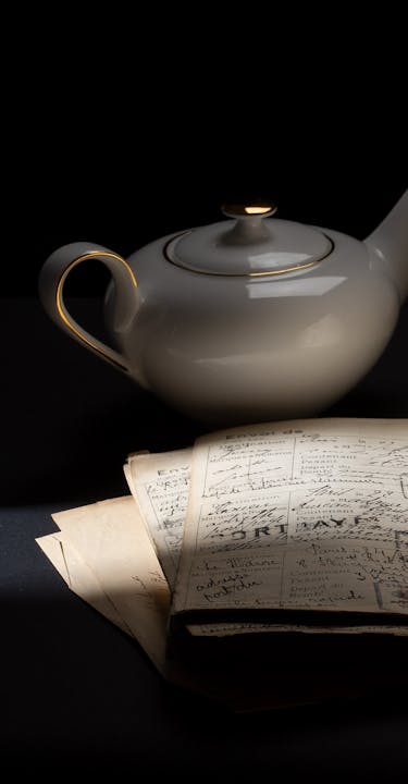 Vaisselle en porcelaine et carnets de voyages.