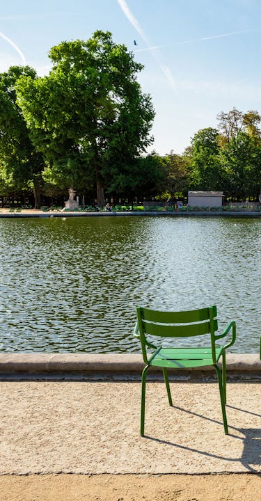 Bord de Seine ensoleillé à Paris avec trois chaises.