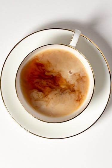 Tasse de thé avec du lait.