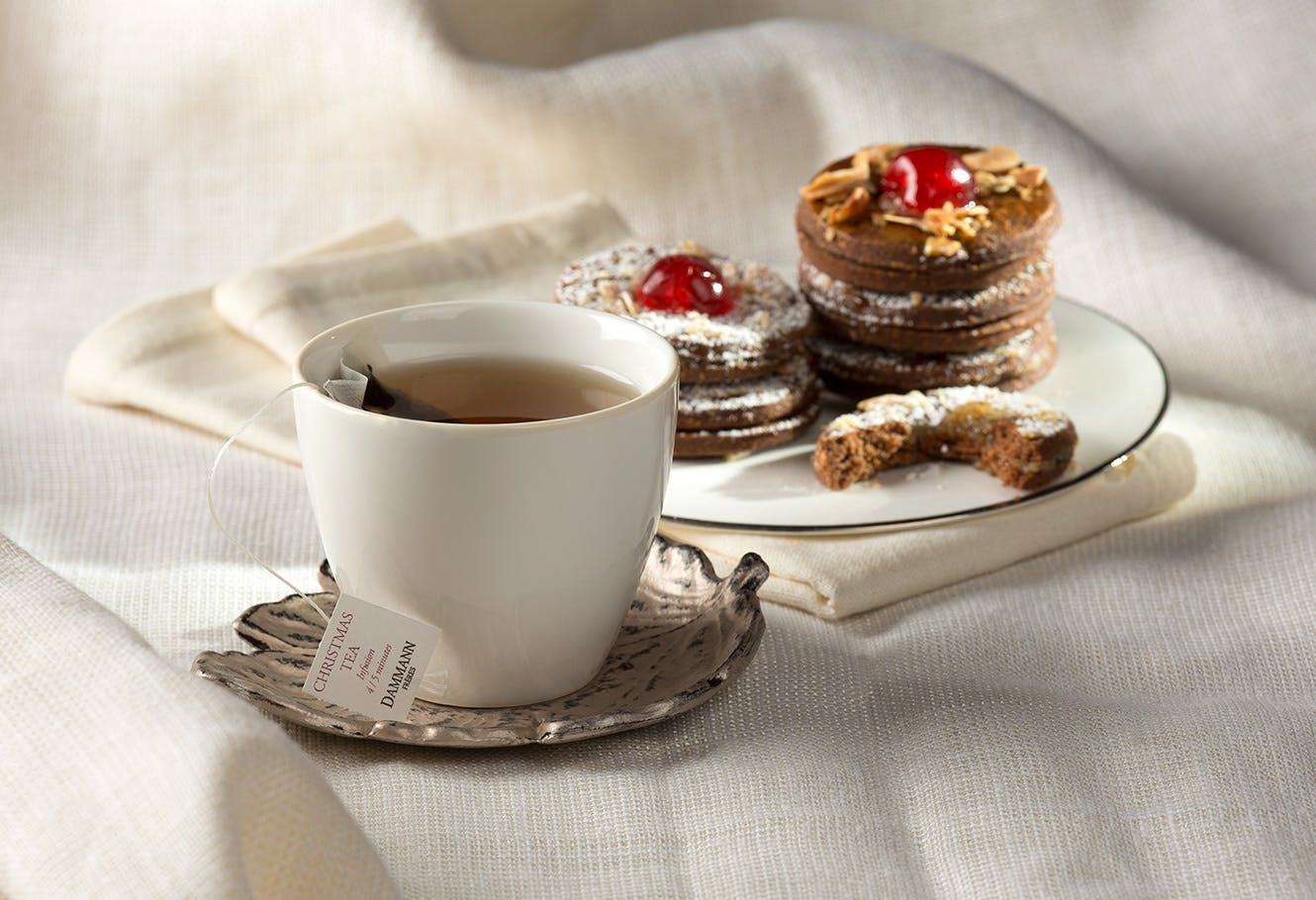Biscuits au thé "Noël à Paris" et tasse de thé.