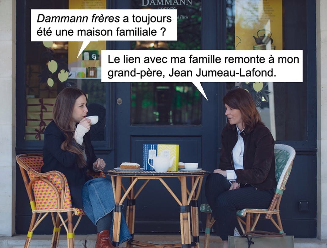 Lia ROCHAS-PARIS et Flora JUMEAU-LAFOND seated on the terrace.