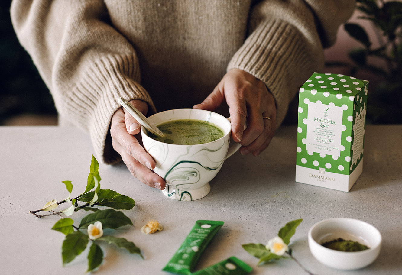 Préparation d'un thé vert matcha latte