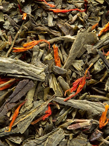 Thé vert aromatisé en vrac avec des pétales de fleur.