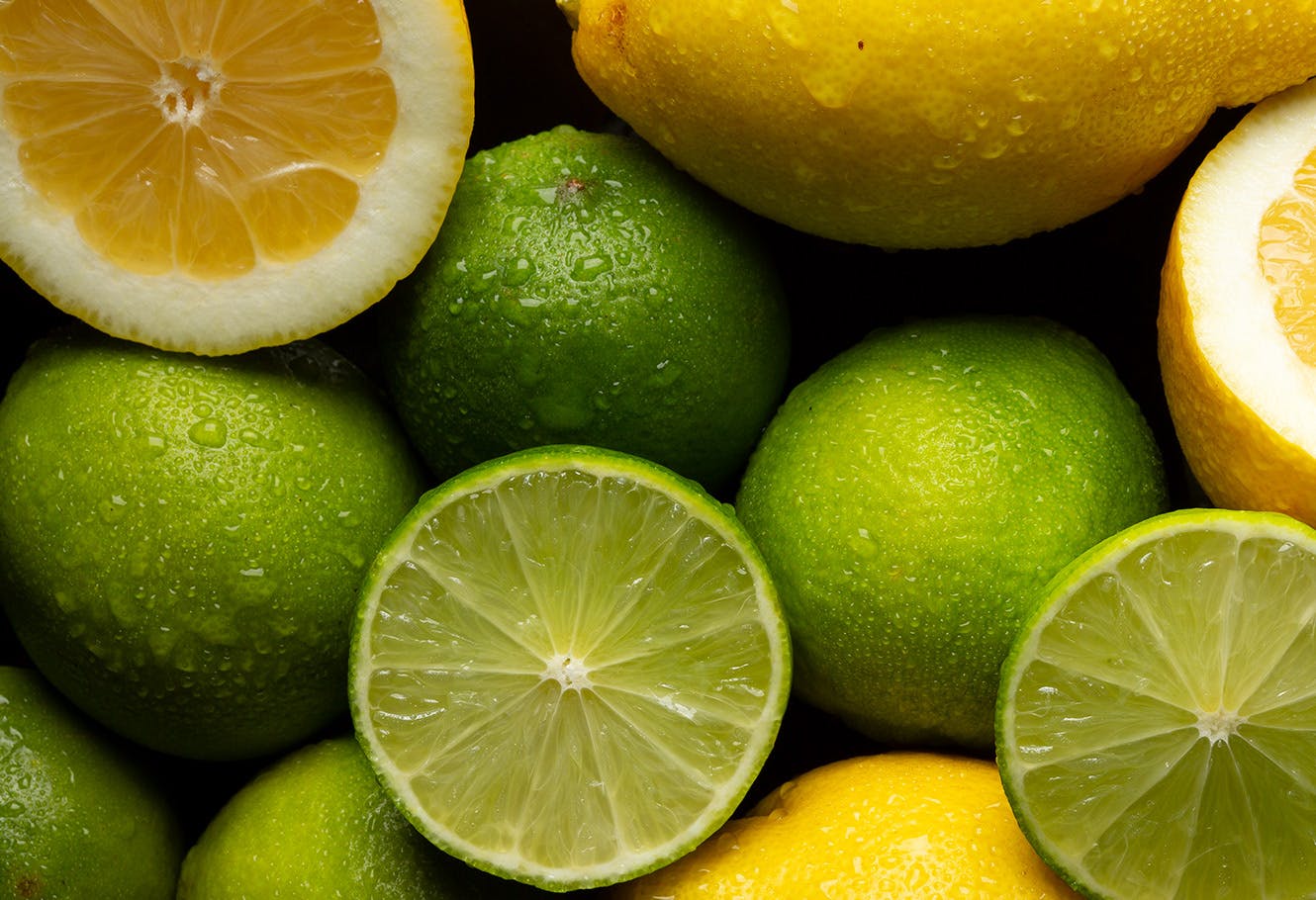 Fruits entiers et fruits coupés de bergamotes jaunes et bergamotes vertes.