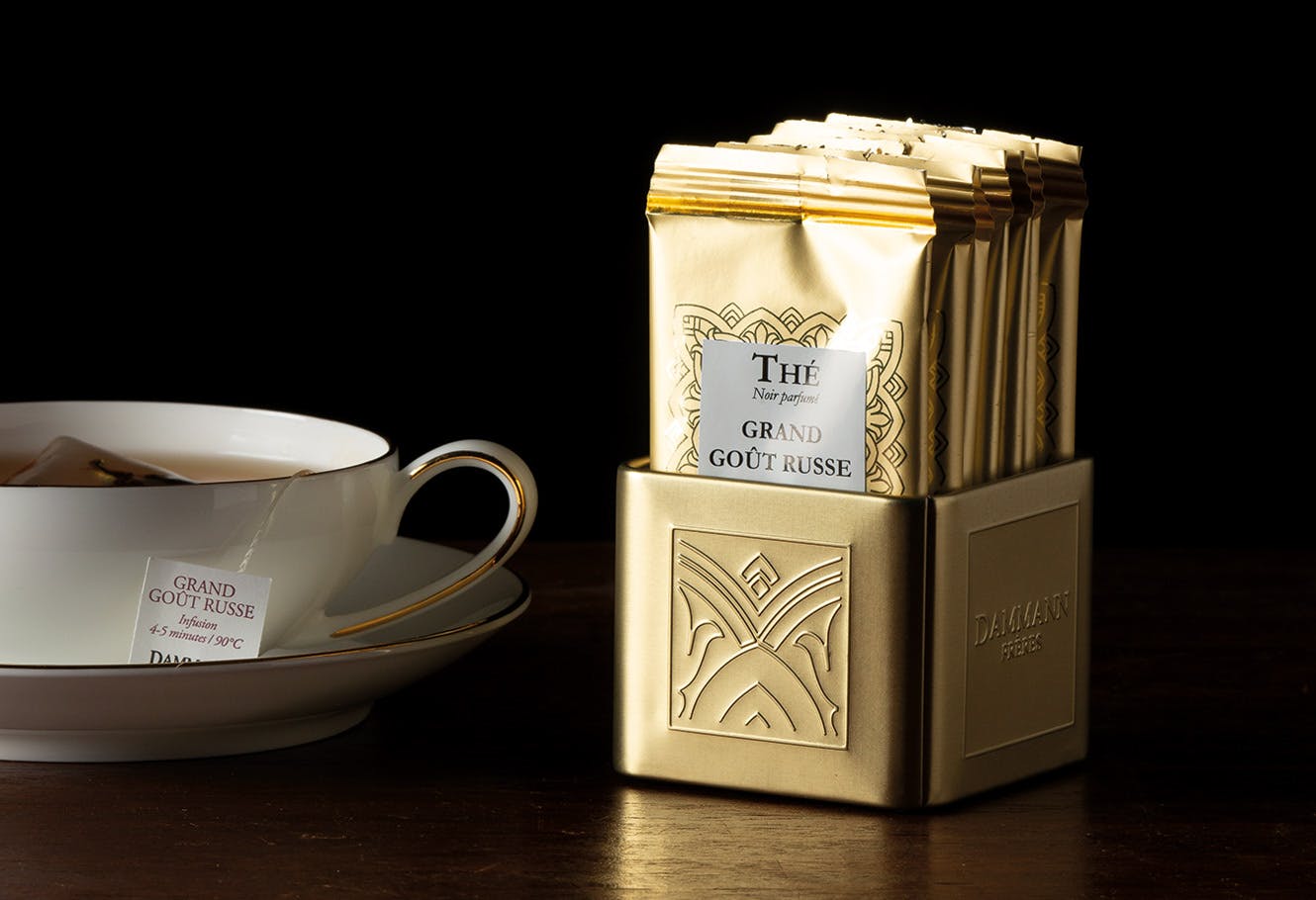 Tasse de thé noir aromatisé "Grand Goût Russe" et mini présentoir à sachets, métal doré.