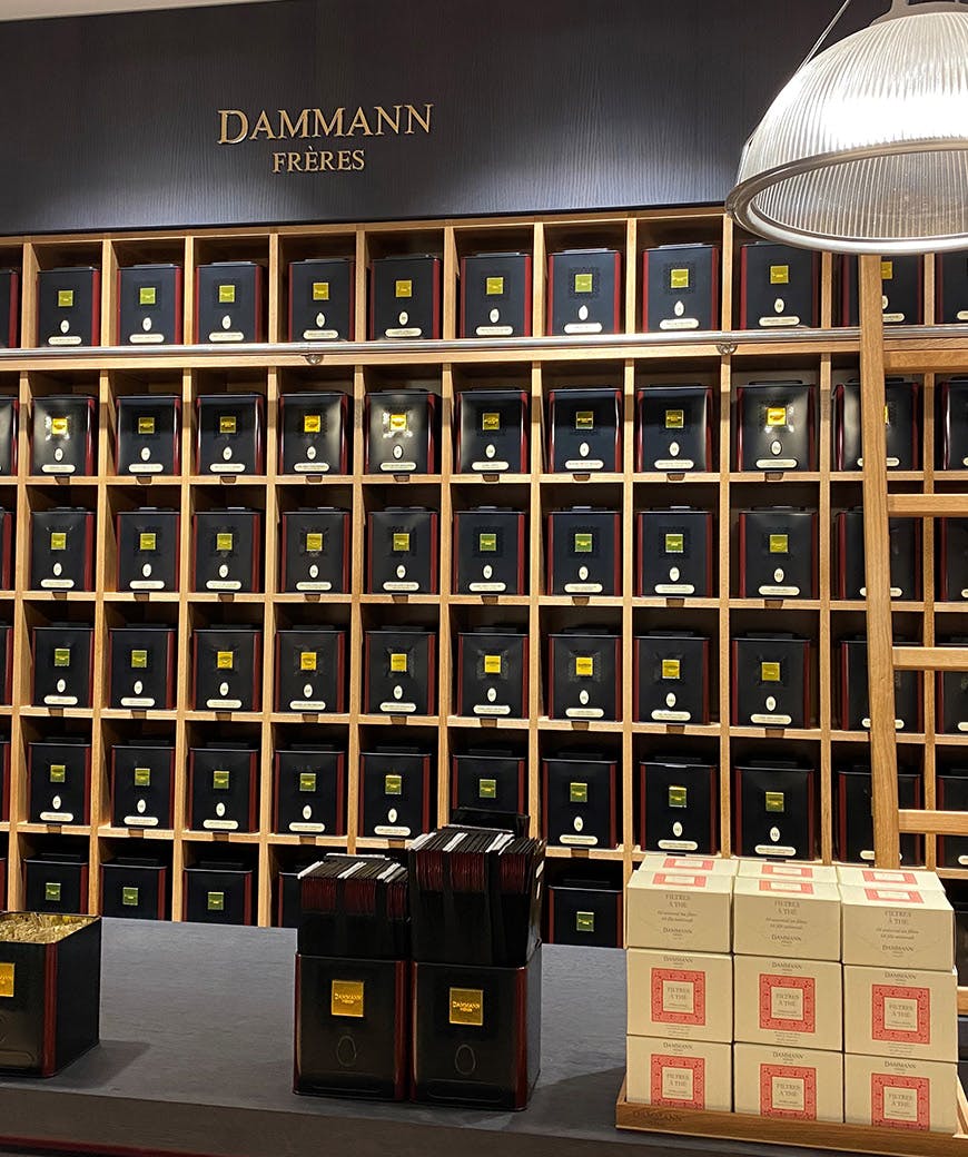 Wall of loose teas in the DAMMANN Frères store in Grenoble.