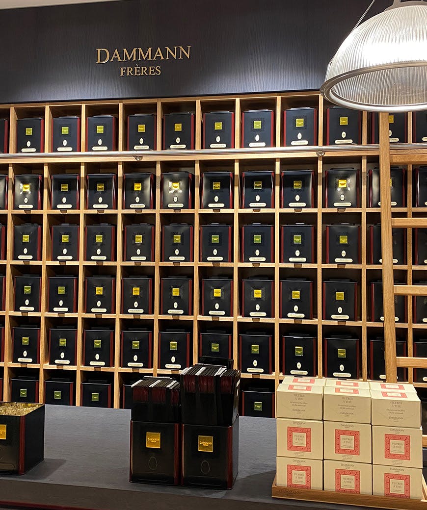 Mur de thés en vrac dans la boutique DAMMANN Frères à Grenoble.