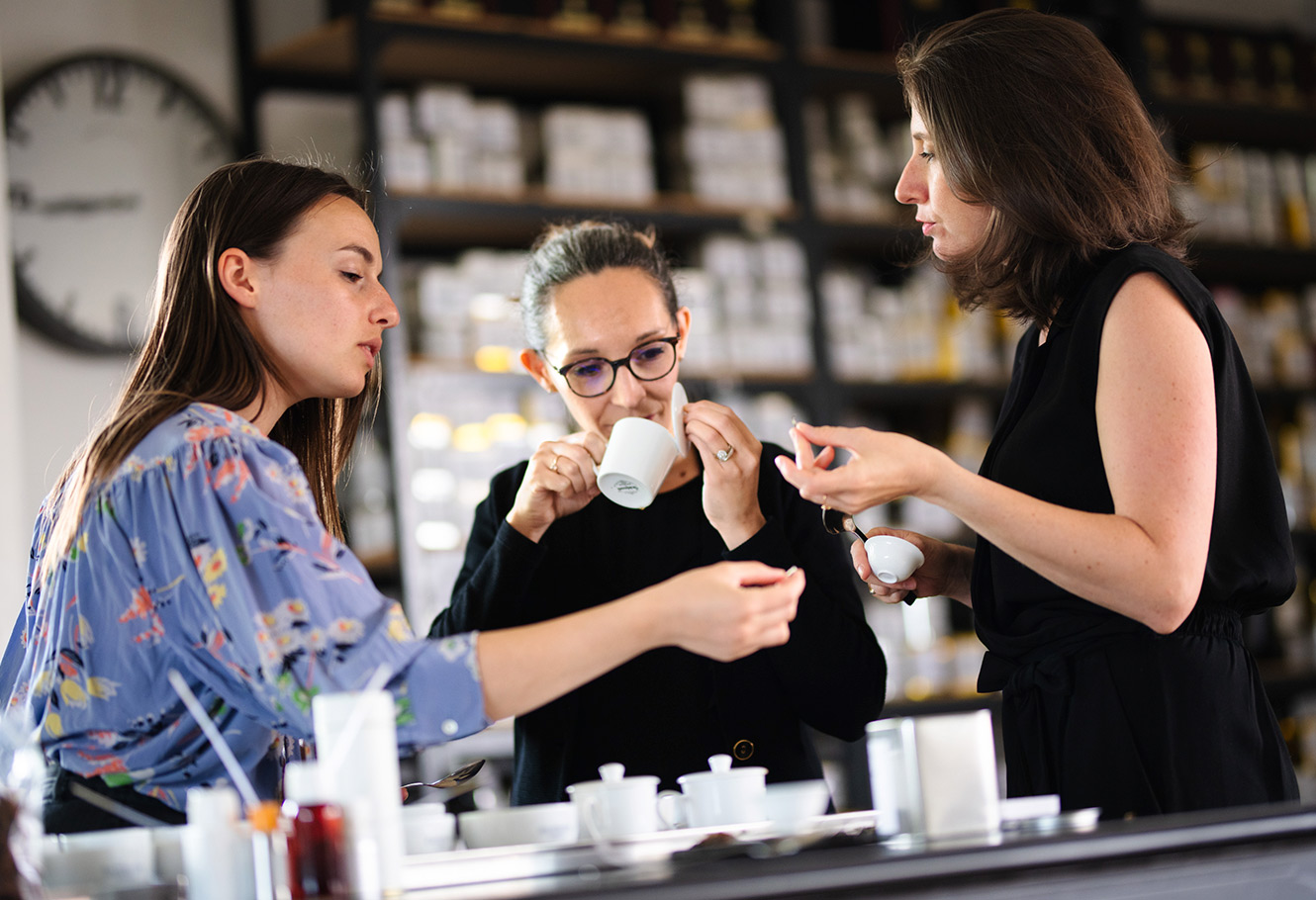 Les acheteuses de thés et plantes à infusion avec l'aromaticienne de DAMMANN Frères.