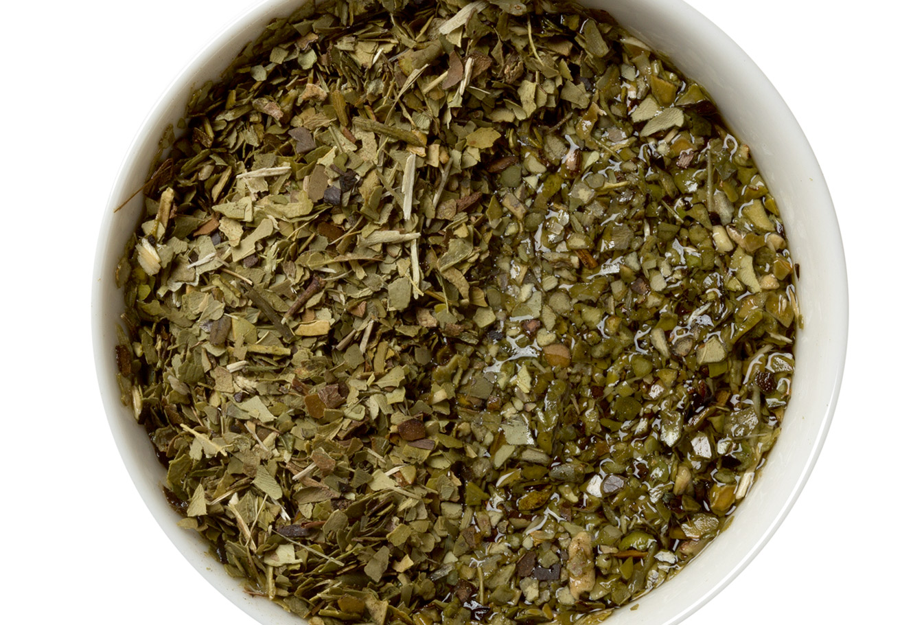 Feuilles de maté en vrac dans un bol.