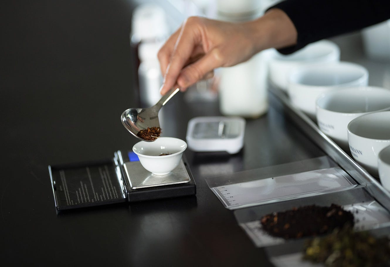 Weighing of the tea on a precision scale.