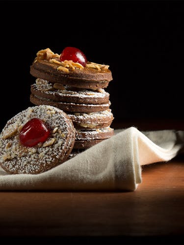 Biscuits with "Noël à Paris" and cup of tea