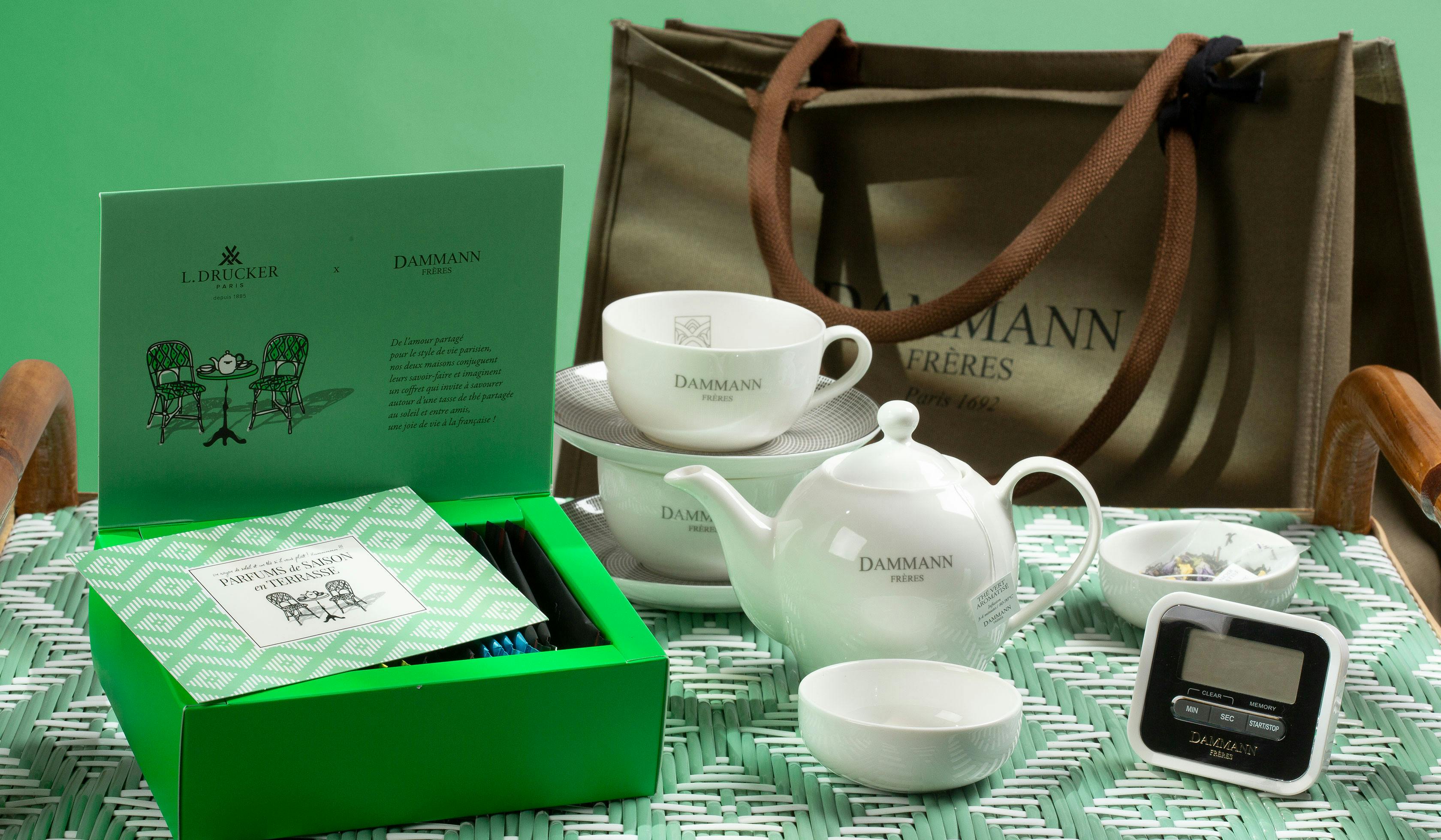 Coffret vert "Parfums de Saison", vaisselle DAMMAN Frères et shopping bag.