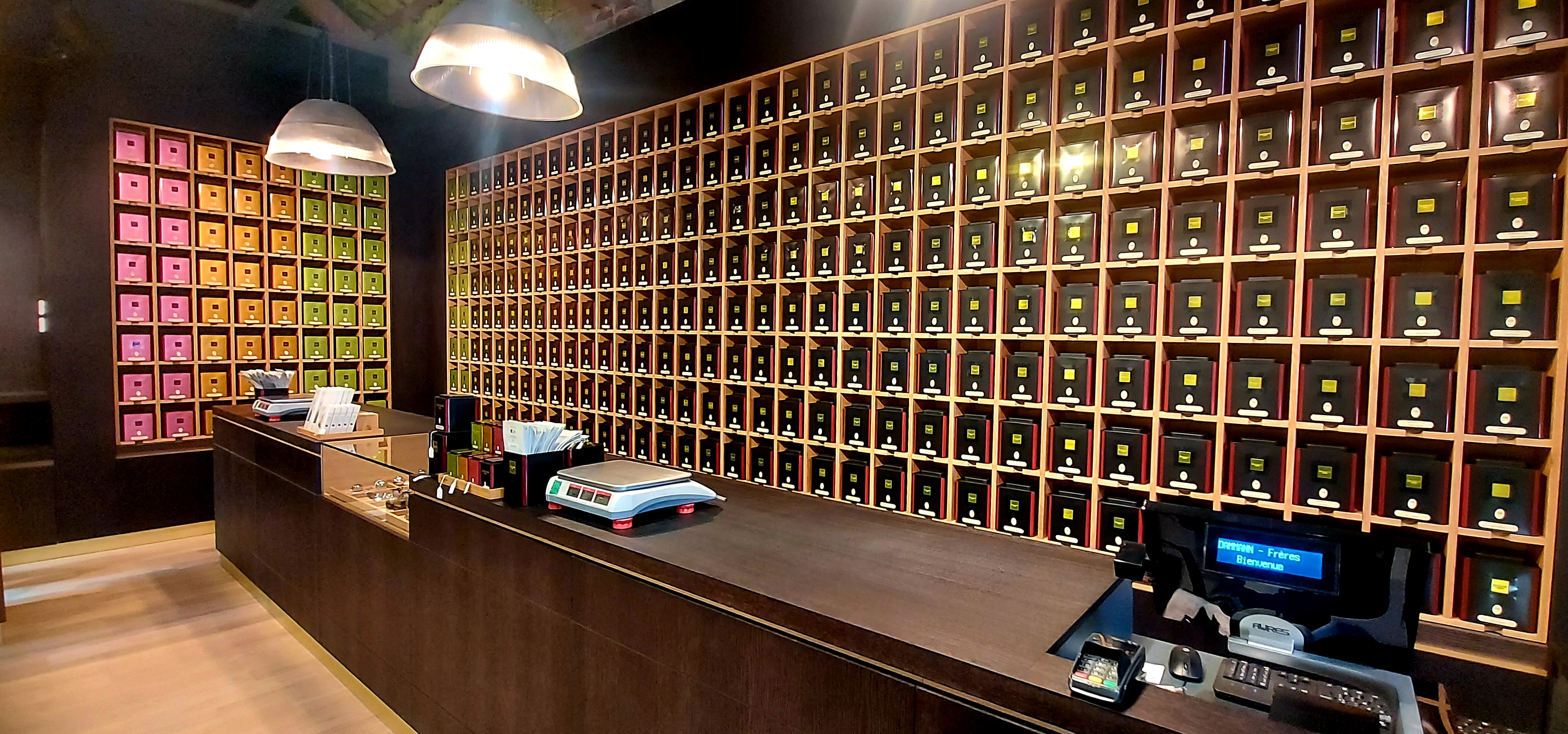 Intérieur de la boutique Cour Saint Emilion Bercy Village DAMMANN Frères