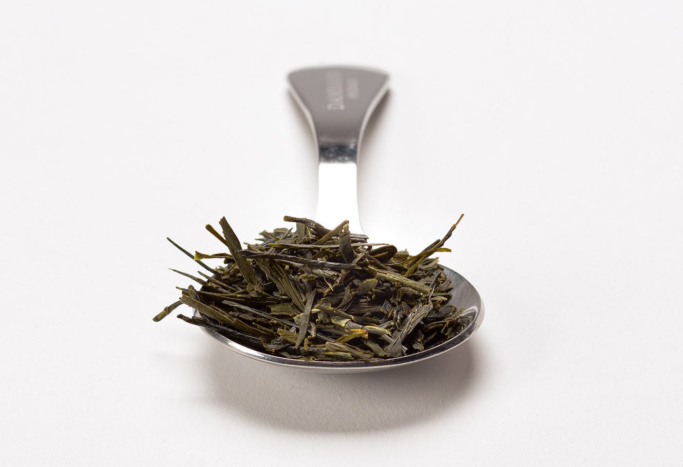 Cuillère à mesurer en acier inoxydable avec thé vert du Japon en vrac.