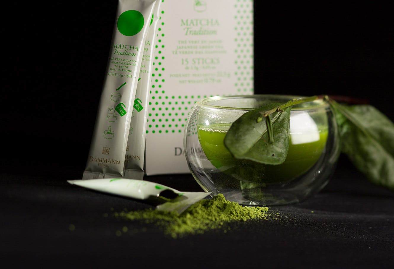 Box of matcha sticks DAMMANN Frères, green matcha tea liqueur and matcha powder.