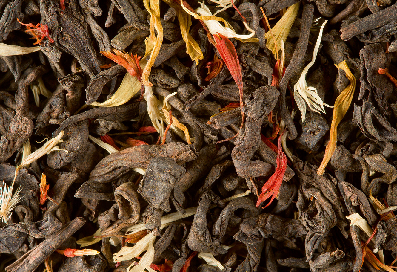 Thé sombre aromatisé en vrac avec des pétales de fleurs.