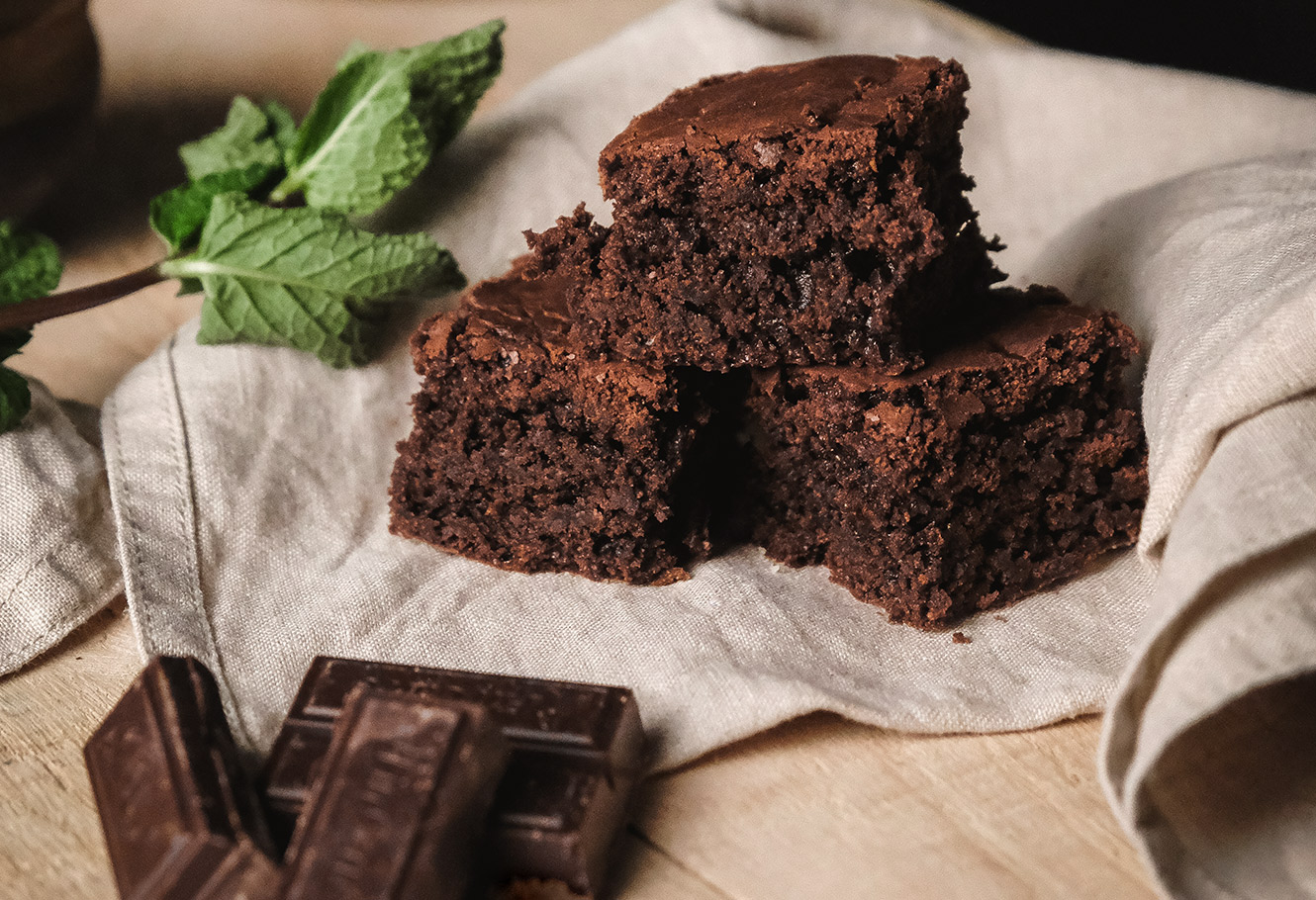 Chocolate cake with flavored mint green tea