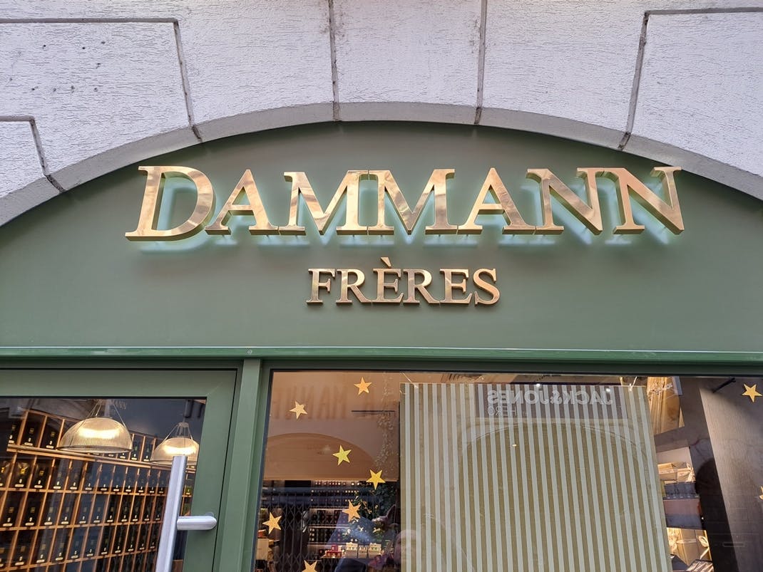 Devanture de la boutique DAMMANN Frères à Grenoble.