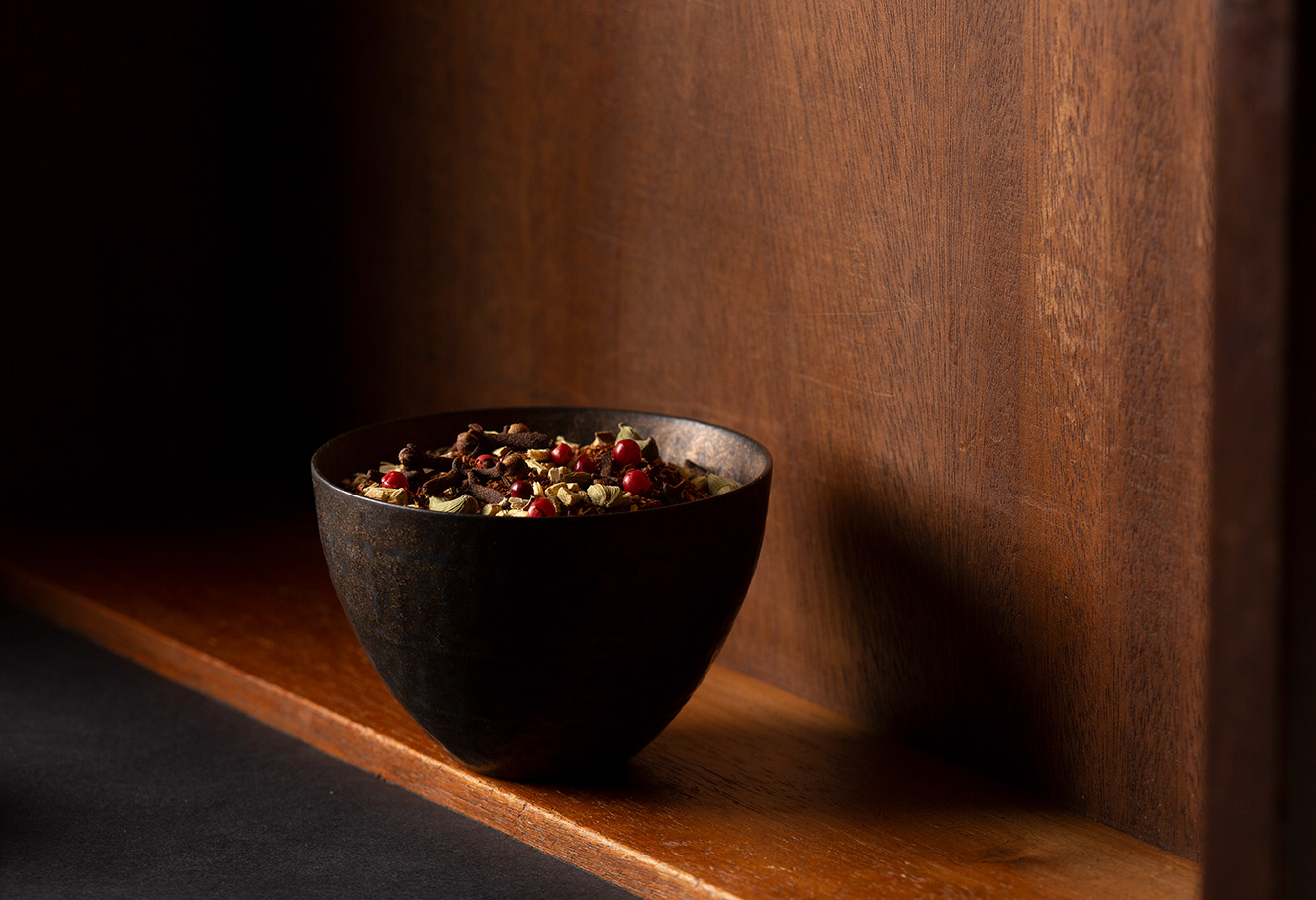 Tasse de thé remplie d'infusion chaï en vrac.