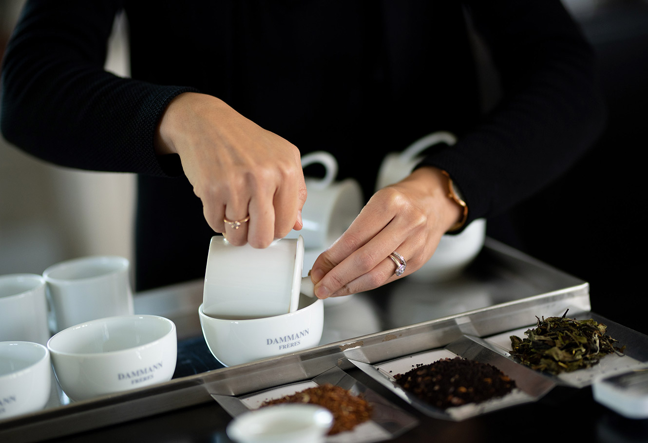 Personne qui utilise un set à déguster pour le thé.