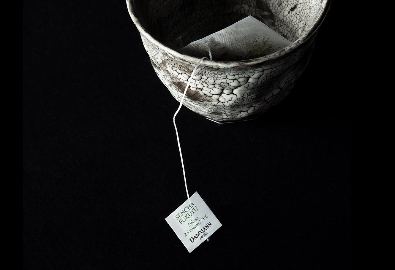 Sachet de thé vert japonais "Sencha Fukuyu" dans une tasse de thé.