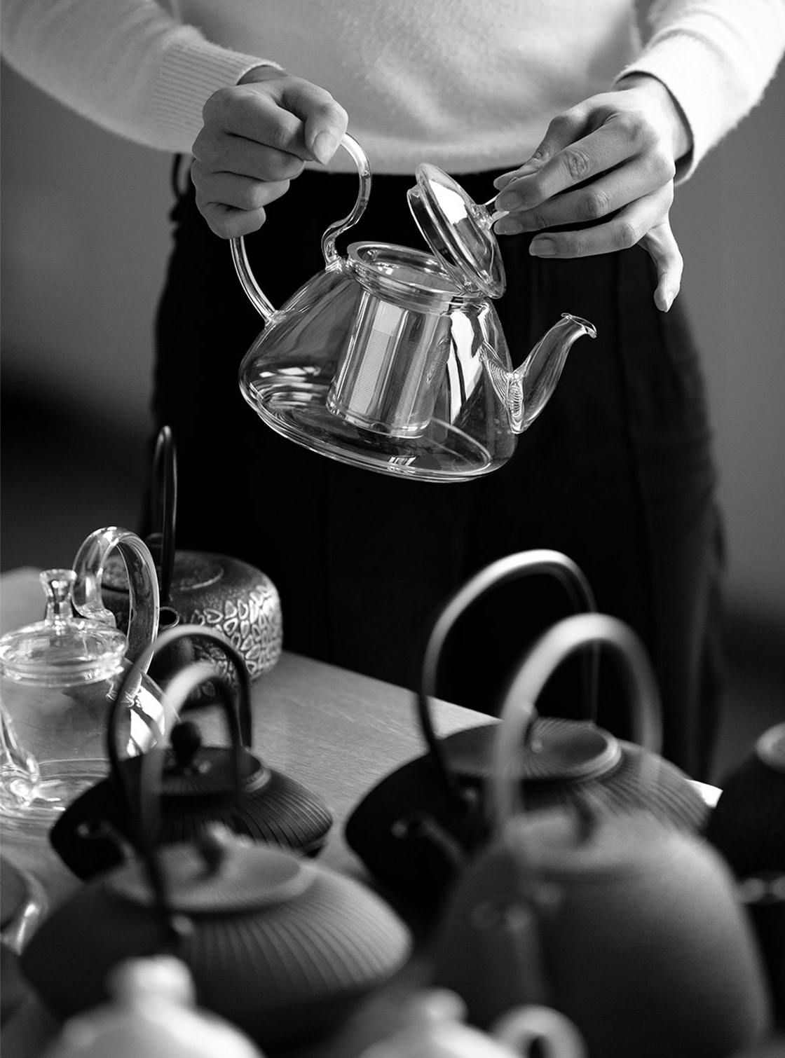 Repose sachet de thé en forme de théière en céramique blanc 10 x 12 cm -  Chevalier Diffusion