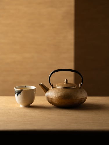 Théière dorée en fonte du Japon et son bol