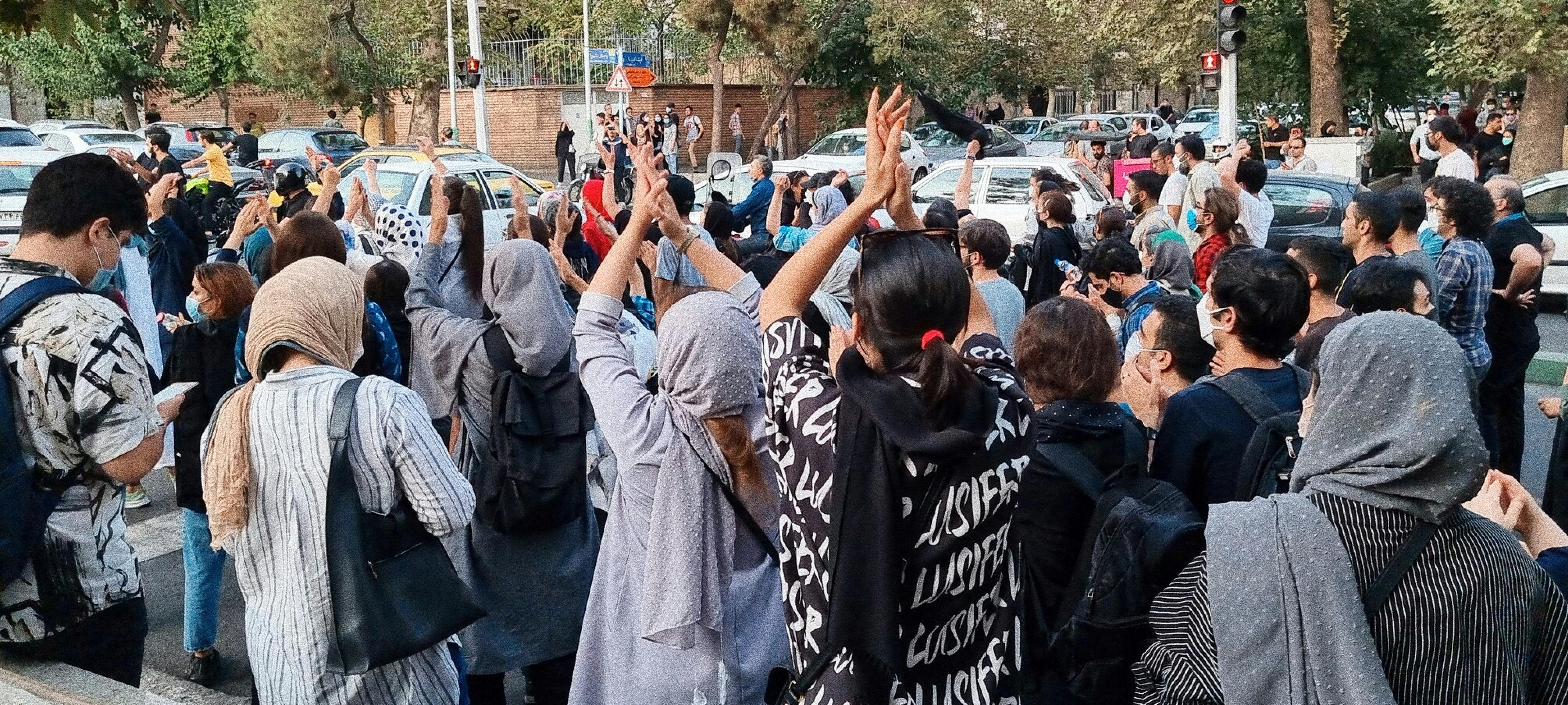 Ситуация в иране последние новости. Протесты в Иране Махса амини. Иранские женщины. Иран люди.
