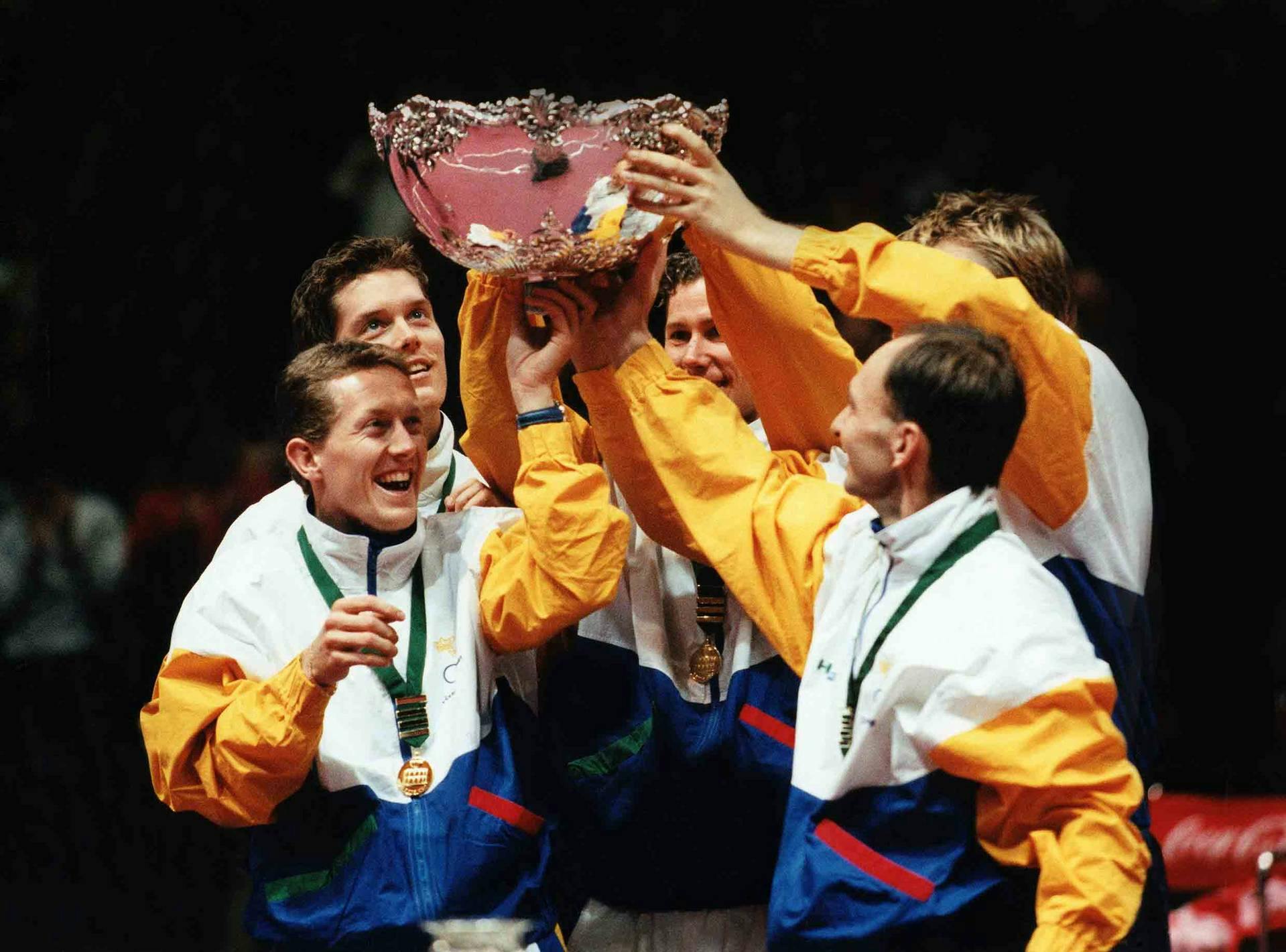 Suecia celebra su victoria en la Davis Cup 1997