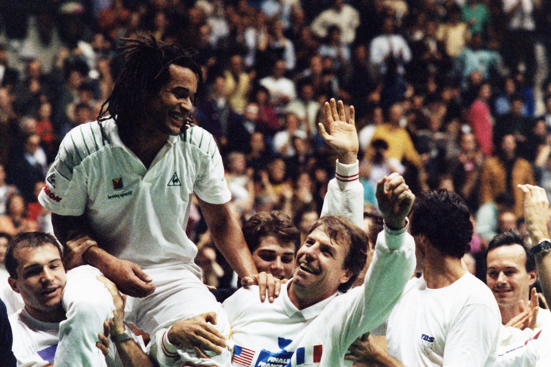 El equipo francés celebra el título con Yannick Noah en 1991