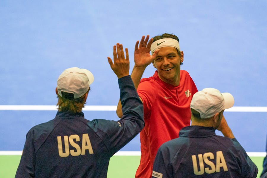 Taylor Fritz celebra su victoria con el equipo