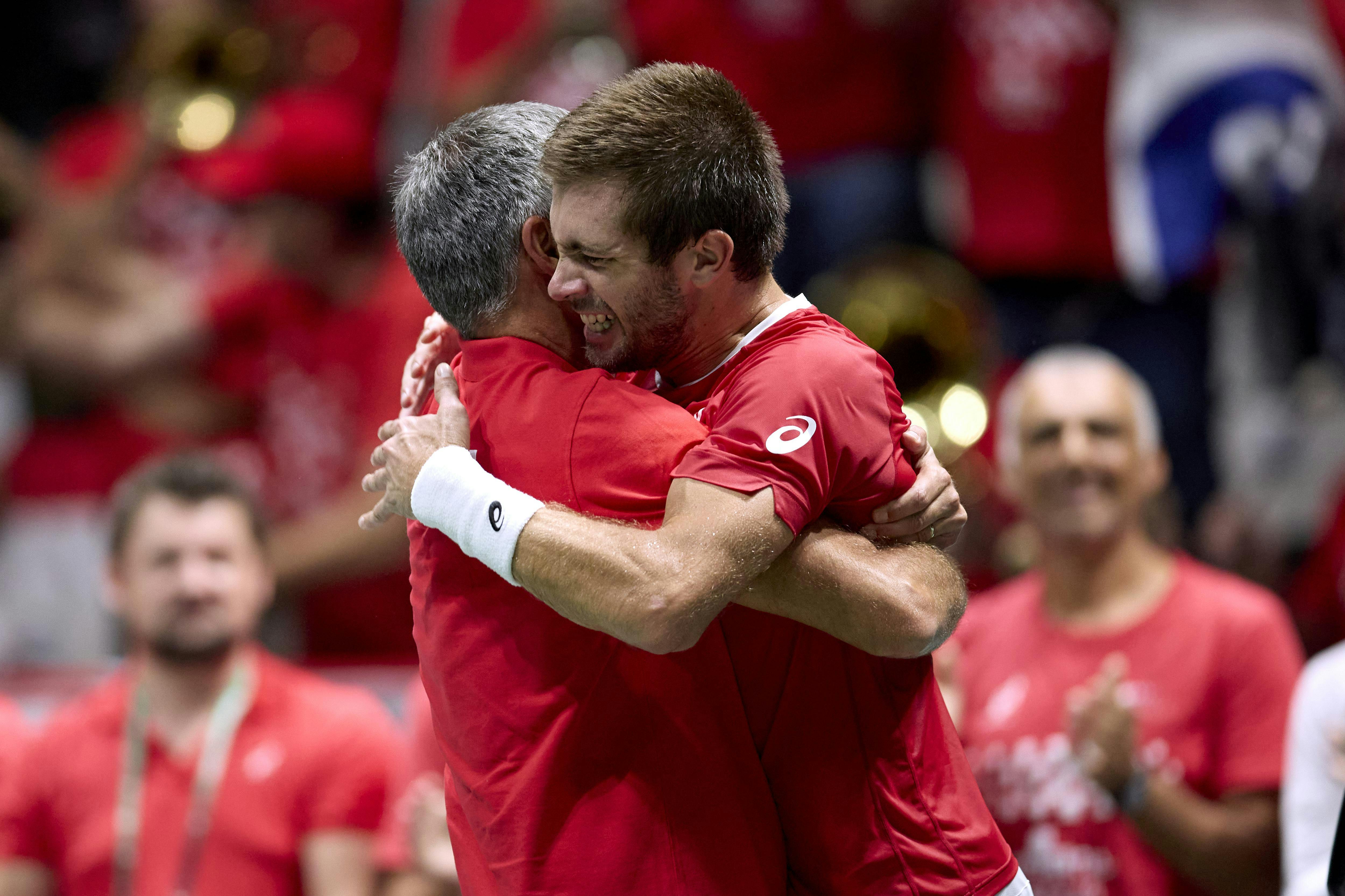Borna Coric celebra una victoria con su capitán, Vedran Martic, en la fase de grupos de Bolonia